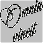 Созданный нами дизайн машинной вышивки надписи Omnia vincit amor