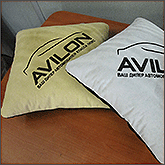 Готовый логотип Avilon на подушках