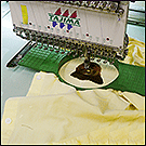 Производство вышивки на рубашке в пяльцах