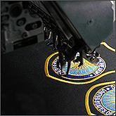 Машинная вышивка шевронов полиции США в процессе