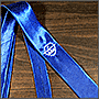 Фото вышивки на синем галстуке 