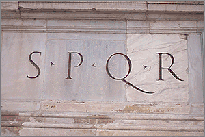 Знак S.P.Q.R. на постаменте древнего памятника
