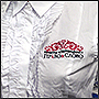 чЧёрно-красная вышивка логотипа Право и слово на белой блузке с жабо