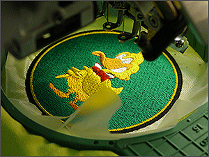 Вышивка логотипа Duckstar's на поло