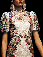 Платье от Dolce&Gabbana из коллекции Baroque, украшенное вышивкой по старинным берлинским схемам
