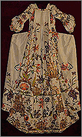 Шёлковое вышитое платье из Мантуи (Италия), 1735-1740 гг