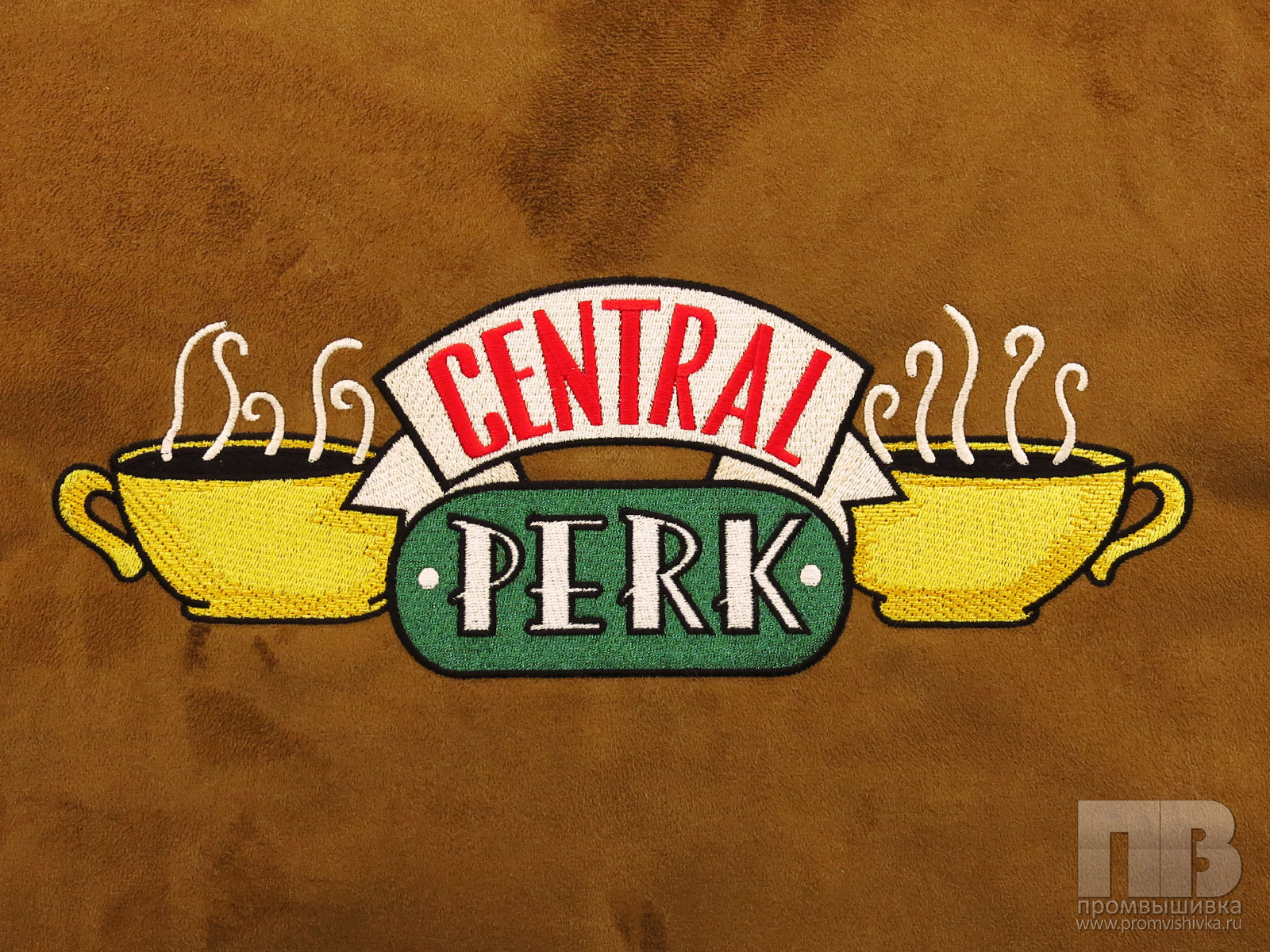 Фото вышивки на замше логотипа Central Perk.
