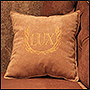 Вышивка золотом подушек для кафе Lux