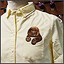 Машинная вышивка собаки в кармане рубашки