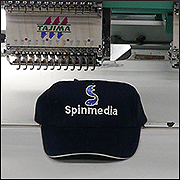 Нанесение логотипа Spinmedia на тёмно-синие кепки