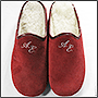 Фото вышивки инициалов на красных тапочках