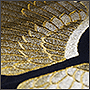 Одежда, украшенная вышивкой в виде золотых крыльев