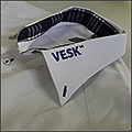 Вышивка на воротнике рубашки логотипа Vesk