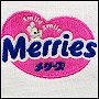 Фото вышивки на вязаном логотипа Merries