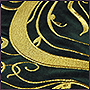 Вышивка золотом узора на знамени крупным планом. Цветы