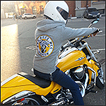 Мотоциклист Bad Boyz MCC в толстовке HoodieBuddie с нашей вышивкой