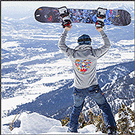 Сноубордист в горах США в толстовке из хлопка от HoodieBuddie с нашей вышивкой