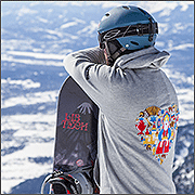 Сноубордист в горах США в толстовке от HoodieBuddie с нашей вышивкой