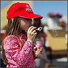 Девочка пускает мыльные пузыри в кепке с вышивкой на Mildberry Regatta 2014