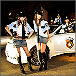Девушки в полицейской форме с нашими нашивками