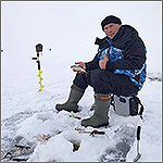 Николай Валуев на зимней рыбалке в сапогах с нашей вышивкой