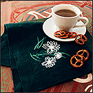 Вышивка на текстильной салфетке в сервировке стола