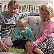 Евгений Плющенко с семьёй в свитшотах Superfamily от Flashin' с нашей вышивкой