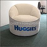 Вышивка на кресле логотипа Huggies