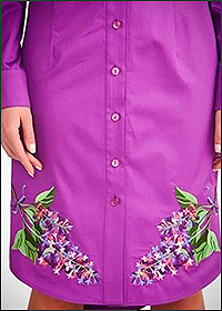 Вышивка на одежде фиолетового цвета